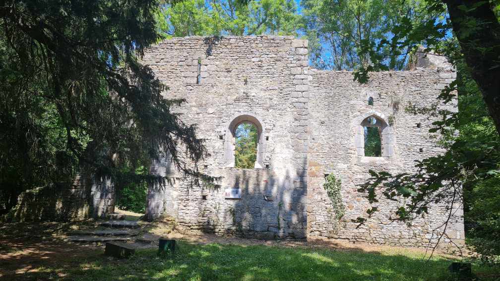 Ruine am See Betineuc