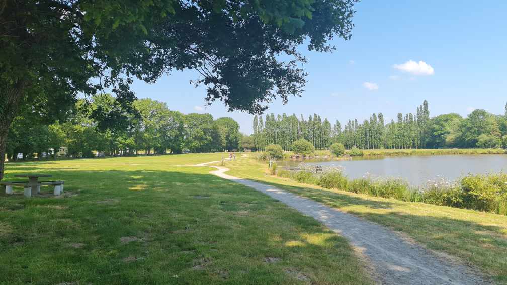 Wohnmobilstellplatz am See Frankreich