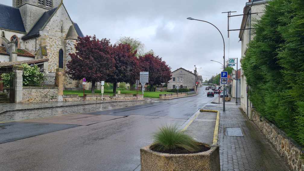 Zufahrtsstraße Wohnmobilstellplatz Suippes