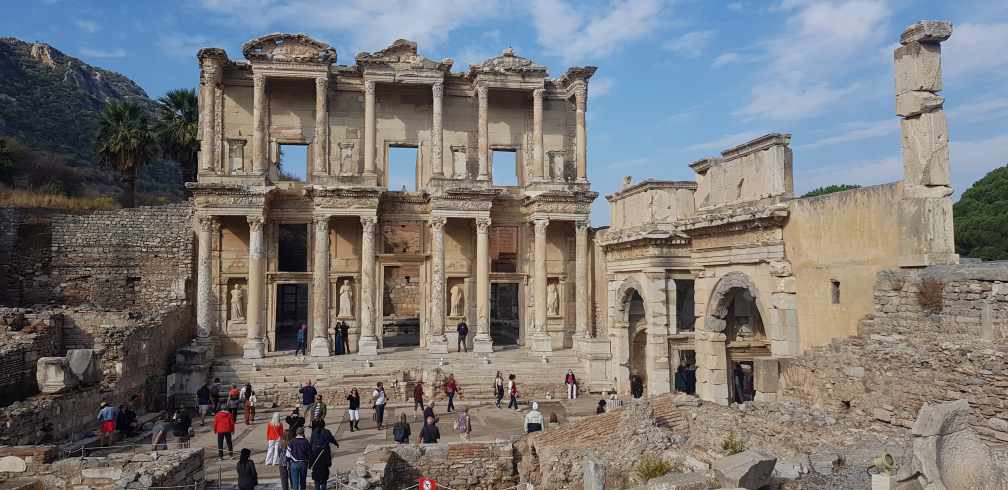 Symbol von Ephesus und Ruine einer römischen Bibliothek