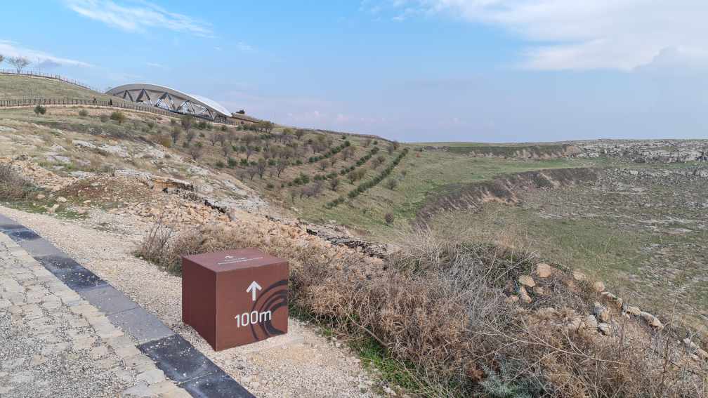 Blick auf die Archelogische Ausgrabung Göbeklitepe