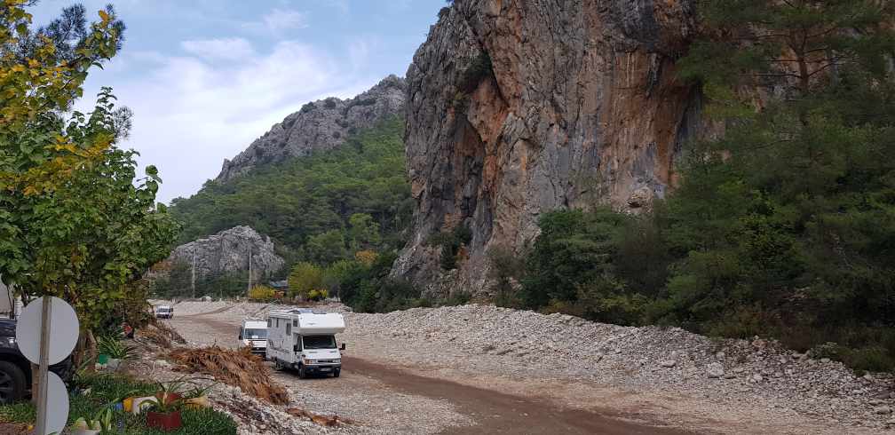 Parkplatz ausgetrocknetes Flussbett Olympus