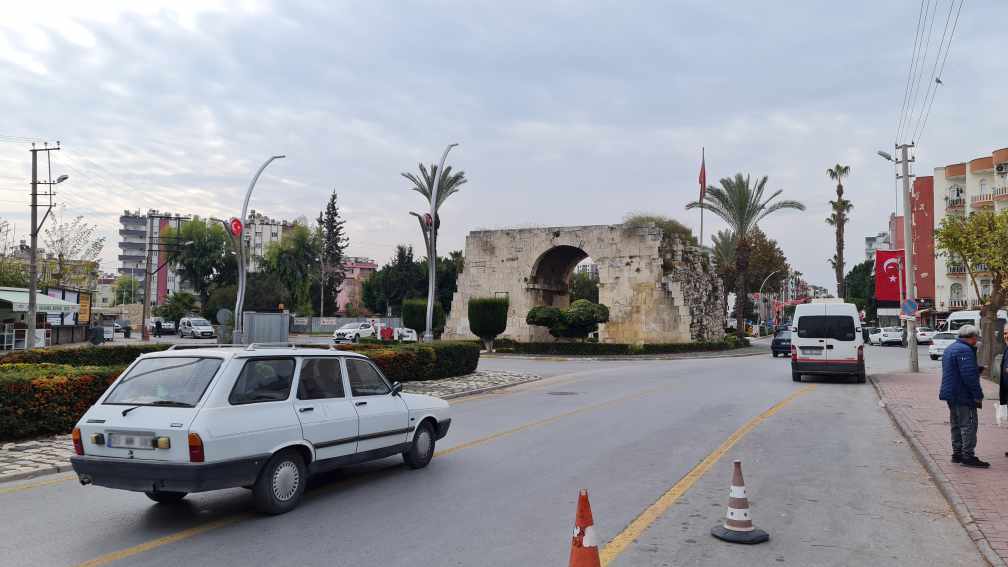 Kleopatra Tor Gate Kapısı